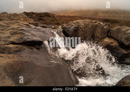 Photo de la Fée piscines sur l'île de Skye. Cascade de frapper la roche et rebondir vers le haut. Banque D'Images