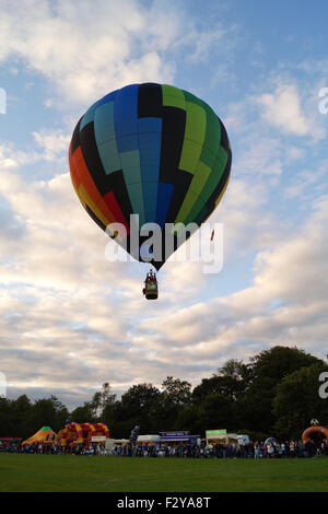 Festival de Montgolfières de Strathaven 2015 - Des Montgolfières en Strathaven Park se prépare à décoller/ taking off Banque D'Images