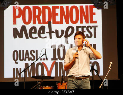 Pordenone, Italie. 25 Septembre, 2015. Alessandro Di Battista administrateur de la XVIIE Assemblée législative de la République italienne, avec le parti Movimento 5 Stelle parle sur la scène au cours de Movimento 5 Stelle (M5S) DE Meetup Fest le 25 septembre, 2015 à Pordenone Crédit : Andrea Spinelli/Alamy Live News Banque D'Images