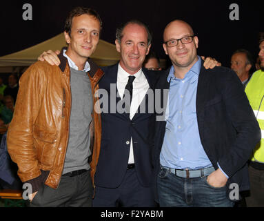 Pordenone, Italie. 25 Septembre, 2015. Luca Zaia, président de la Région Vénétie avec membre du Parlement européen Lorenzo Fontana (R) et Secrétaire Régional de la Ligue du Nord Massimiliano Fedriga (L) assiste au parti de la Lega Nord (Ligue du Nord) rassemblement régional le 25 septembre, 2015 à Pordenone Crédit : Andrea Spinelli/Alamy Live News Banque D'Images