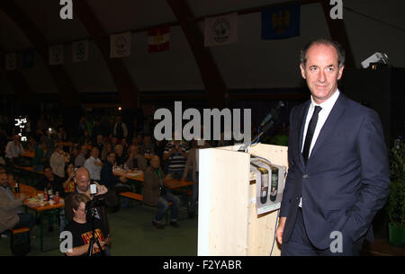 Pordenone, Italie. 25 Septembre, 2015. Luca Zaia, président de la Région Vénétie parle de l'étape à parti de la Lega Nord (Ligue du Nord) rassemblement régional le 25 septembre, 2015 à Pordenone Crédit : Andrea Spinelli/Alamy Live News Banque D'Images