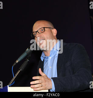 Pordenone, Italie. 25 Septembre, 2015. Membre du Parlement européen Lorenzo Fontana parle sur la scène au cours de partie de la Lega Nord (Ligue du Nord) rassemblement régional le 25 septembre, 2015 à Pordenone Crédit : Andrea Spinelli/Alamy Live News Banque D'Images