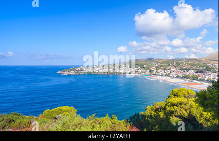 Paysage estival de la côte de la mer Méditerranée. Baie de Gaeta, Italie Banque D'Images