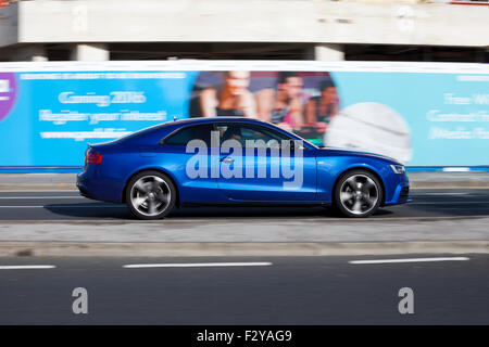 Vue côté route Audi A5 flou floue ; les véhicules en mouvement sur "Le Strand' à Liverpool, Liverpool, Merseyside, Royaume-Uni Banque D'Images