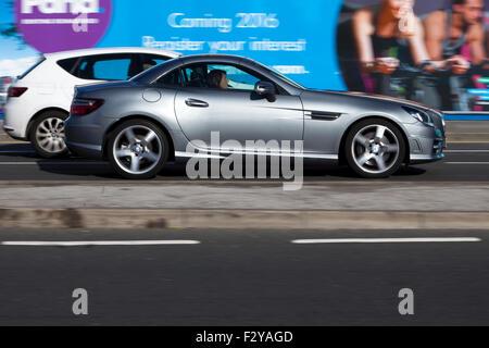 Vue latérale du Mercedes SLK ; Troubles de véhicules en mouvement sur "Le Strand' à Liverpool, Liverpool, Merseyside, Royaume-Uni Banque D'Images