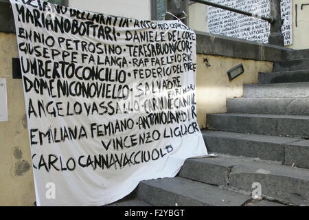 Naples, Italie. 25 Septembre, 2015. Bannière commémorative pour les victimes de la mafia affiche pour rappeler les victimes innocentes à Naples. © Salvatore Esposito/Pacific Press/Alamy Live News Banque D'Images