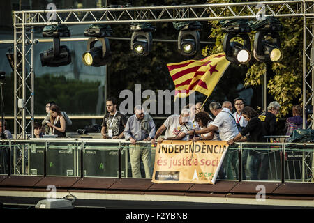 Barcelone, Catalogne, Espagne. 25 Septembre, 2015. Des partisans de l'indépendance dernière accrocher des pancartes lire 'l'indépendance est la justice sociale' en face de la campagne finale rallye pour les élections d'autonome de Catalogne la contre-partie de liste électorale 'Junts pel Si' Crédit : Matthias Rickenbach/ZUMA/Alamy Fil Live News Banque D'Images