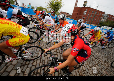 RICHMOND (Virginie), 25 sept., 2015. Le cycliste américain Dygert Chloe dans le peloton pendant la course jusqu'à 200 mètres de la rue pavée Libby Hill montée à l'UCI Femmes junior des Championnats du Monde sur route à Richmond, en Virginie. Les 18 ans de la ville de Brownsburg, Indiana, a remporté la course. Credit : Ironstring/Alamy Live News Banque D'Images