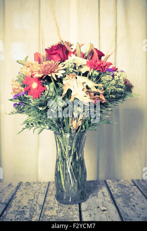 L'automne magnifique arrangement floral sur table en bois avec effet filtre vintage Banque D'Images