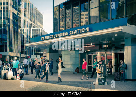 Vue sur la rue en dehors de la Pennsylvania Station à New York avec effet filtre vintage Banque D'Images