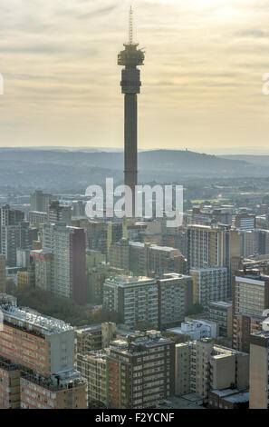 La Hillbrow Tower (JG Strijdom Tower) est une tour haute situé dans le quartier de Hillbrow, à Johannesburg, Afrique du Sud. Banque D'Images