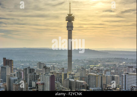 La Hillbrow Tower (JG Strijdom Tower) est une tour haute situé dans le quartier de Hillbrow, à Johannesburg, Afrique du Sud. Banque D'Images