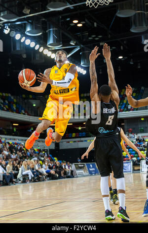 Londres, Royaume-Uni. 25 Septembre, 2015. London, UK.25 Septembre 2015. Londres garde Lions Nick Lewis (11) saute à la panier pendant la London Lions contre Leeds vigueur BBL jeu à l'Arène de cuivre dans le parc olympique. Les Lions Londres 99-60 win. Credit : Imageplotter/Alamy Live News Banque D'Images