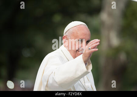 New York City, United States. 25 Septembre, 2015. Pape Francis vagues pour des spectateurs lors de son cortège. Le pape François et sa suite se sont rendus de East Harlem à Manhattan par voie de Central Park où des milliers de personnes étaient rassemblées pour le voir passer. Credit : Andy Katz/Pacific Press/Alamy Live News Banque D'Images