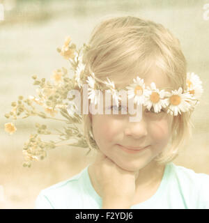 Portrait rétro texturé de jolie petite fille blonde avec une couronne de marguerites Banque D'Images