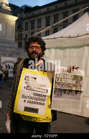 Naples, Italie. 25 Septembre, 2015. Un homme porte placard. Yallafest 2015 Napoli Multicultural Festival débutera du 25 septembre jusqu'au 27 à Piazza Dante Il est ouvert à toutes les cultures avec de nombreux concerts, des débats, des jeux et des danses qui vise à célébrer l'être ensemble, de surmonter les facteurs sociaux, culturels et la nationalité. Credit : Salvatore Esposito/Pacific Press/Alamy Live News Banque D'Images