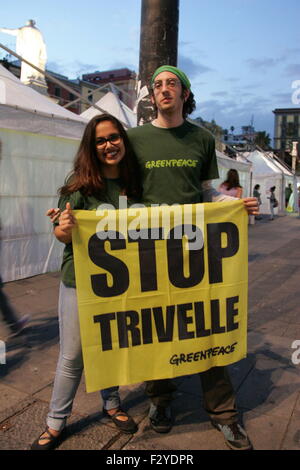 Naples, Italie. 25 Septembre, 2015. Couple est titulaire d'un placard. Yallafest 2015 Napoli Multicultural Festival débutera du 25 septembre jusqu'au 27 à Piazza Dante Il est ouvert à toutes les cultures avec de nombreux concerts, des débats, des jeux et des danses qui vise à célébrer l'être ensemble, de surmonter les facteurs sociaux, culturels et la nationalité. Credit : Salvatore Esposito/Pacific Press/Alamy Live News Banque D'Images