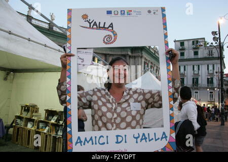 Naples, Italie. 25 Septembre, 2015. Une femme avec photo frame.Yallafest 2015 Napoli Multicultural Festival débutera du 25 septembre jusqu'au 27 à Piazza Dante Il est ouvert à toutes les cultures avec de nombreux concerts, des débats, des jeux et des danses qui vise à célébrer l'être ensemble, de surmonter les facteurs sociaux, culturels et la nationalité. Credit : Salvatore Esposito/Pacific Press/Alamy Live News Banque D'Images