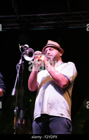 Naples, Italie. 25 Septembre, 2015. Un interprète à Yallafest 2015. Yallafest 2015 Napoli Multicultural Festival débutera du 25 septembre jusqu'au 27 à Piazza Dante Il est ouvert à toutes les cultures avec de nombreux concerts, des débats, des jeux et des danses qui vise à célébrer l'être ensemble, de surmonter les facteurs sociaux, culturels et la nationalité. Credit : Salvatore Esposito/Pacific Press/Alamy Live News Banque D'Images