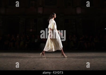 Milan, Italie. 25 Septembre, 2015. Un modèle présente des créations de designer chinois Xiaoyan Li à Milan, Italie, 25 septembre 2015. Credit : Jin Yu/Xinhua/Alamy Live News Banque D'Images