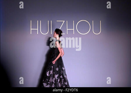 Milan, Italie. 25 Septembre, 2015. Un modèle présente des créations de designer chinois Zhao Huizhou à Milan, Italie, 25 septembre 2015. Credit : Jin Yu/Xinhua/Alamy Live News Banque D'Images