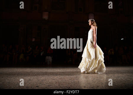 Milan, Italie. 25 Septembre, 2015. Un modèle présente des créations de designer chinois Xiaoyan Li à Milan, Italie, 25 septembre 2015. Credit : Jin Yu/Xinhua/Alamy Live News Banque D'Images