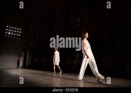 Milan, Italie. 25 Septembre, 2015. Un modèle présente des créations de designer chinois Zhao Huizhou à Milan, Italie, 25 septembre 2015. Credit : Jin Yu/Xinhua/Alamy Live News Banque D'Images