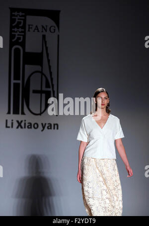 Milan, Italie. 25 Septembre, 2015. Un modèle présente des créations de designer chinois Xiaoyan Li à Milan, Italie, 25 septembre 2015. Credit : Jin Yu/Xinhua/Alamy Live News Banque D'Images