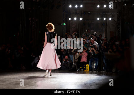 Milan, Italie. 25 Septembre, 2015. Un modèle présente des créations de designer chinois Zhao Huizhou à Milan, Italie, 25 septembre 2015. Credit : Jin Yu/Xinhua/Alamy Live News Banque D'Images