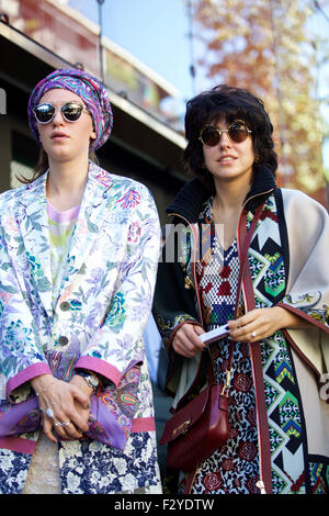 Milan, Italie. 25 Septembre, 2015. Les clients sont vus avant le défilé Etro durant la Fashion Week de Milan Spécial Printemps/été 2016 à Milan, Italie, le 25 septembre 2015. Credit : Jin Yu/Xinhua/Alamy Live News Banque D'Images