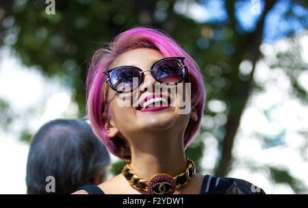 Milan, Italie. 25 Septembre, 2015. Les clients sont vus avant le défilé Etro durant la Fashion Week de Milan Spécial Printemps/été 2016 à Milan, Italie, le 25 septembre 2015. Credit : Jin Yu/Xinhua/Alamy Live News Banque D'Images