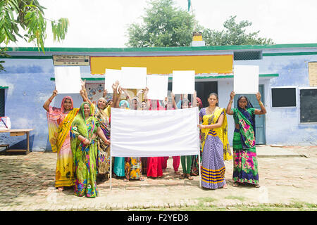 Groupe villageois rural indien foule femme rurale Rally Banque D'Images