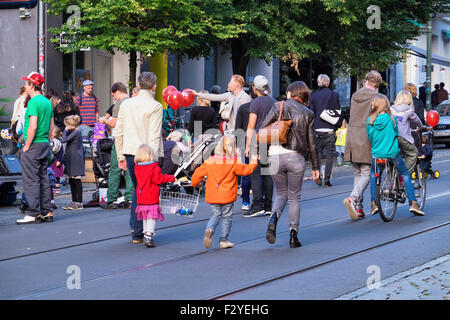 Berlin Veteranenstrasse Street Party - Veteran Street Fest - quartier les familles bénéficient d'événement dans la rue sans circulation Banque D'Images