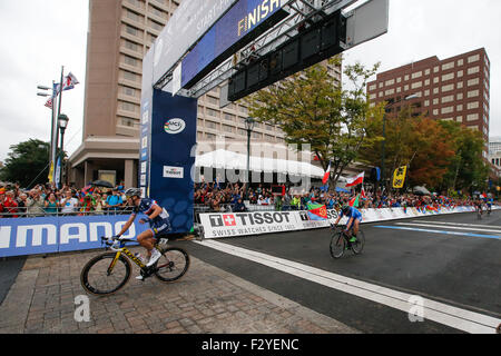 RICHMOND (Virginie), 25 sept., 2015. Le Français Kevin Ledanois remporte le 162-kilomètre aux Championnats du monde de cyclisme sur route Course sur route de moins de 23 hommes au centre-ville de Richmond. Derrière, l'Italien Simone Consonni Ledanois se classe deuxième. Credit : Ironstring/Alamy Live News Banque D'Images