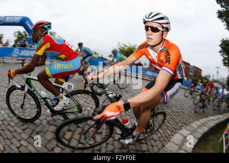 RICHMOND (Virginie), 25 sept., 2015. Twan Brusselman (Pays-Bas) à droite et Yonas Tekeste Haile (Érythrée) race de Libby Hill au cours de l'162.2 km Championnats du monde de cyclisme sur route les hommes de moins de 23 Course sur route. Credit : Ironstring/Alamy Live News Banque D'Images