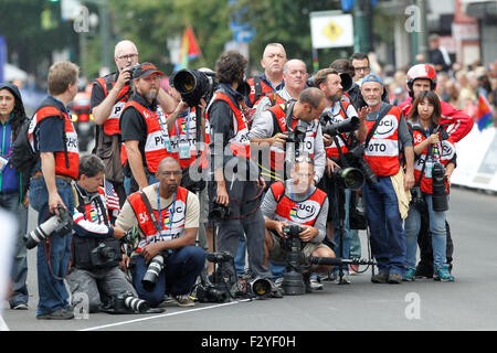 RICHMOND (Virginie), 25 sept., 2015. Ligne photographes photographie jusqu'à la finale de l'UCI Championnats du Monde sur route les hommes de moins de 23 Road Race sur East Broad Street dans le centre-ville de Richmond, en Virginie. Credit : Ironstring/Alamy Live News Banque D'Images