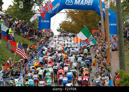 RICHMOND (Virginie), 25 sept., 2015. Le peloton monte au nord de la 23e Rue, à Richmond, Virginia's historic Church Hill durant les 162 kilomètres aux Championnats du monde de cyclisme sur route les hommes de moins de 23 Course sur route. Credit : Ironstring/Alamy Live News Banque D'Images