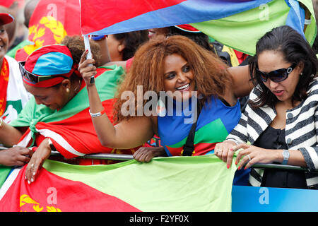 RICHMOND (Virginie), 25 sept., 2015. Fans cheer pour coureurs Érythréens au Championnats du monde de cyclisme sur route Course sur route de moins de 23 hommes au centre-ville de Richmond, en Virginie. Credit : Ironstring/Alamy Live News Banque D'Images