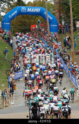 RICHMOND (Virginie), 25 sept., 2015. Le peloton monte au nord de la 23e Rue, à Richmond, Virginia's historic Church Hill durant les 162 kilomètres aux Championnats du monde de cyclisme sur route les hommes de moins de 23 Course sur route. Credit : Ironstring/Alamy Live News Banque D'Images