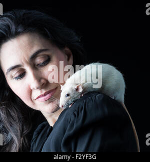 Woman in black rat blanc avec permanent sur l'épaule Banque D'Images