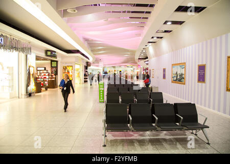 Londres - 5 SEPTEMBRE : salon d'embarquement à l'aéroport d'Heathrow sur le Septembre 5th, 2015 à Londres, Angleterre, Royaume-Uni. Heathrow est l'un Banque D'Images