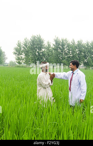 2 médecin indien et les agriculteurs ruraux examen ferme Banque D'Images