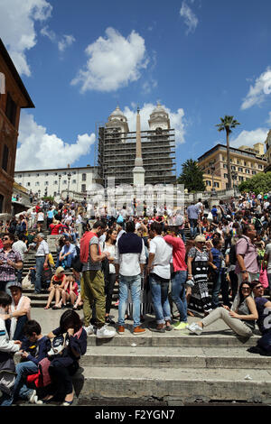 Les touristes rassemblement sur la place d'Espagne à Rome Banque D'Images