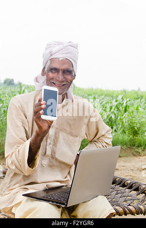 1 personnes rurales indiennes ferme fermier ordinateur portable et téléphone mobile montrant la qualité Banque D'Images