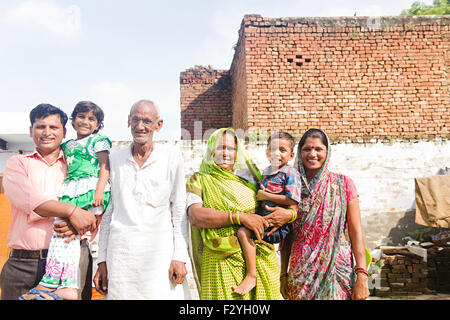 Groupe indien villageois rural foules maison familiale article Banque D'Images