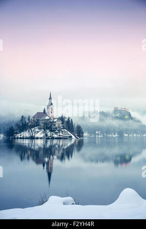 Jour de pluie sur le lac de Bled en hiver, Slovénie, Europe Banque D'Images