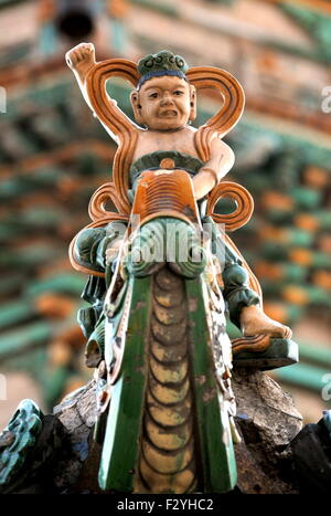 (150926) -- HONGTONG, le 26 septembre 2015 (Xinhua) -- Photo prise le 25 septembre 2015 montre une sculpture sur le glacis de couleur Feihong (battant) arc-en-ciel tour à l'Guangsheng Temple à Hongtong County au Nord la province de Shanxi. Le Guangsheng Temple a été créé dans la première année (147 A.D.) de la Jianhe règne de la dynastie des Han de l'Est (20-220 après J.-C.). Le temple a subi plusieurs dommages dans les tremblements de terre et a connu plusieurs réparations au cours des dernières années. The Flying Rainbow Tower, l'une des caractéristique du temple architecture, dispose de 13 étages avec une hauteur de 47,31 mètres, et son avion est octa Banque D'Images