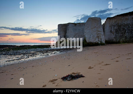 Botany Bay, Kent, UK. 26 Septembre 2015 : Météo France. Lever du soleil par un froid matin à Botany Bay, Kingsgate, une baie de sable dans les falaises de craie de North Foreland. Thanet wind farm se trouve à l'horizon. L'automne commence à se faire sentir que les chaudes journées à tourner rapidement les nuits froides avec le gel de nuit crédit possible : Alan Payton/Alamy Live News Banque D'Images