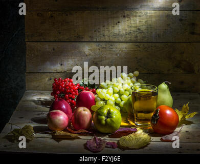 Nature morte avec raisins, pommes, poires, Viburnum, kakis, coings et jus de fruits Banque D'Images