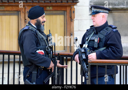 Londres, Angleterre, Royaume-Uni. Agent de police sikhs armés devant les Maisons du Parlement Banque D'Images